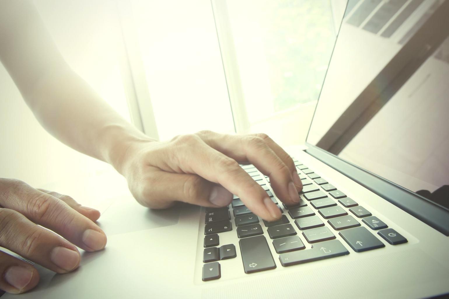 Interface d'analyse de données journalistiques avec visualisations automatisées