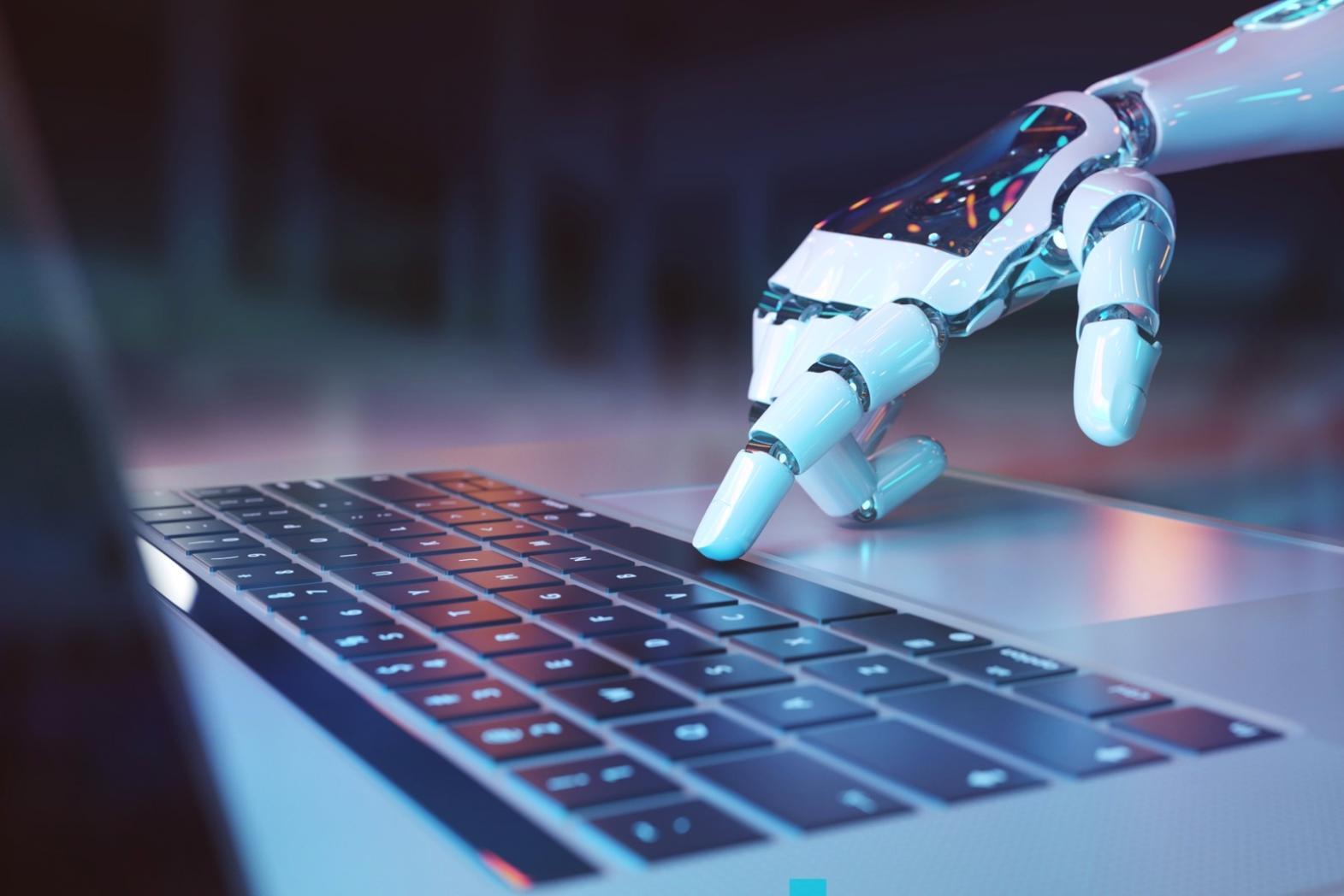 Espace de travail collaboratif avec plusieurs écrans affichant des interfaces d'outils d'intelligence artificielle utilisés dans le journalisme